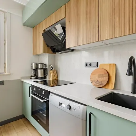 Recently Renovated Designer 2 Bedroom Appartement *