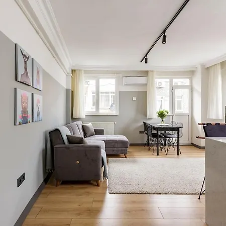 Recently Renovated Designer 2 Bedroom *