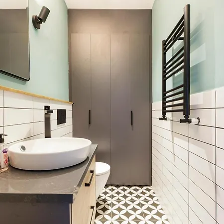 Apartment Recently Renovated Designer 2 Bedroom