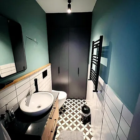 Apartment Recently Renovated Designer 2 Bedroom *