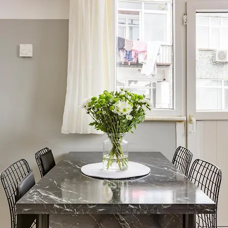 Apartment Recently Renovated Designer 2 Bedroom *