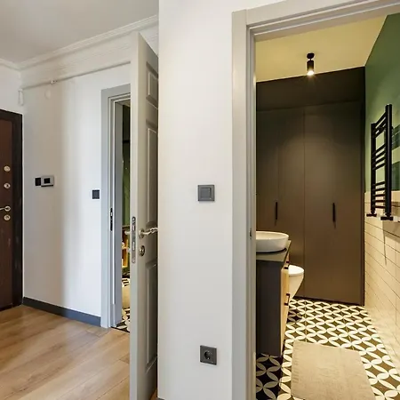 Recently Renovated Designer 2 Bedroom 公寓