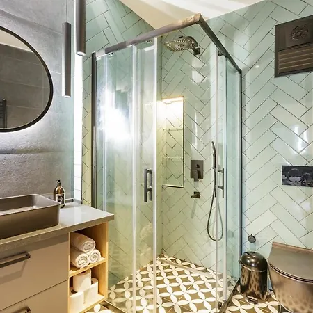 Recently Renovated Designer 2 Bedroom 公寓 *